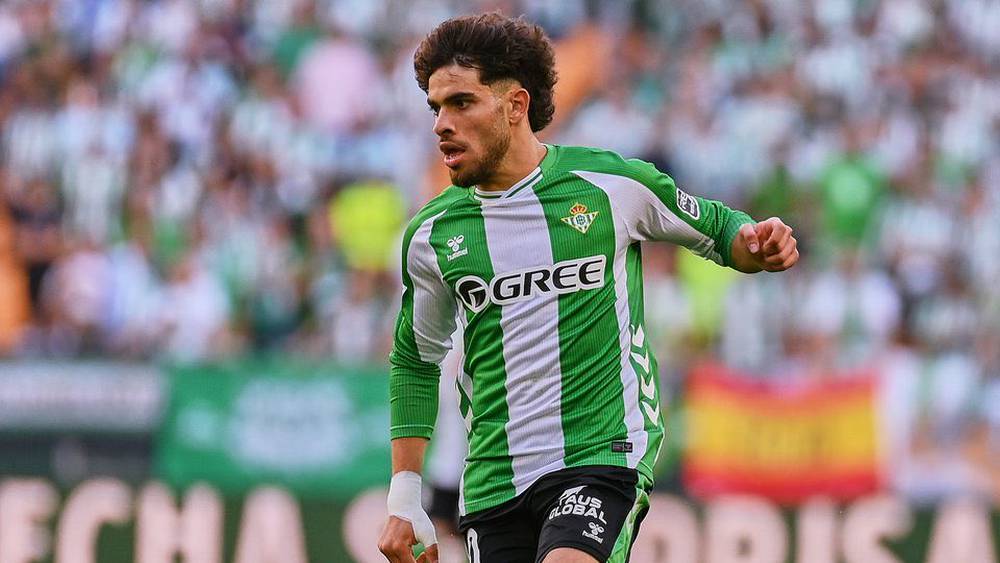 عبد الصمد الزلزولي جناح ريال بيتيس وأسود الأطلس على رادار نيوكاسل في صفقة الـ50 مليون يورو