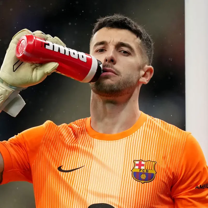 خوان جارسيا حارس مرمى برشلونة خلال المعسكر التدريبي استعدادًا لموسم 2026-2027