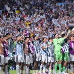 لاعبو منتخبي الأرجنتين وإنجلترا قبل مباراة نصف نهائي كأس العالم 2026