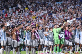 لاعبو منتخبي الأرجنتين وإنجلترا قبل مباراة نصف نهائي كأس العالم 2026