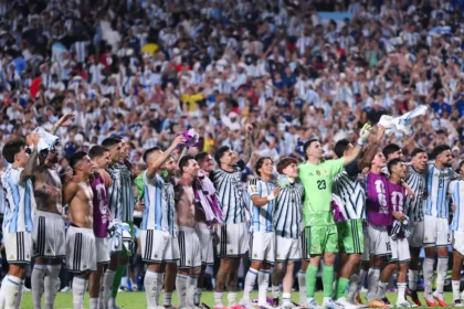 لاعبو منتخبي الأرجنتين وإنجلترا قبل مباراة نصف نهائي كأس العالم 2026