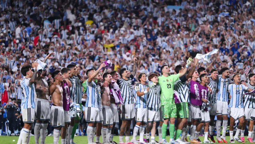 لاعبو منتخبي الأرجنتين وإنجلترا قبل مباراة نصف نهائي كأس العالم 2026