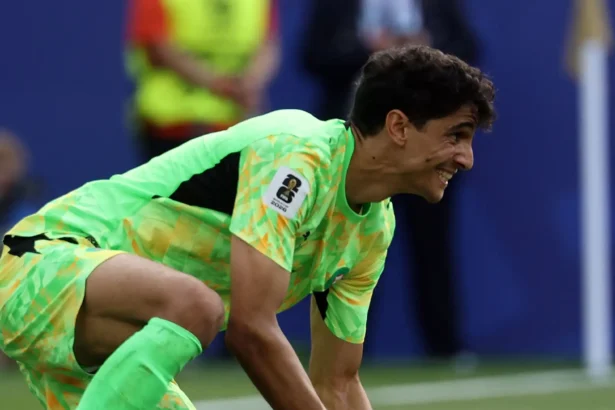 الحارس المغربي ياسين بونو خلال إحدى مباريات الهلال وسط اهتمام يوفنتوس بالتعاقد معه