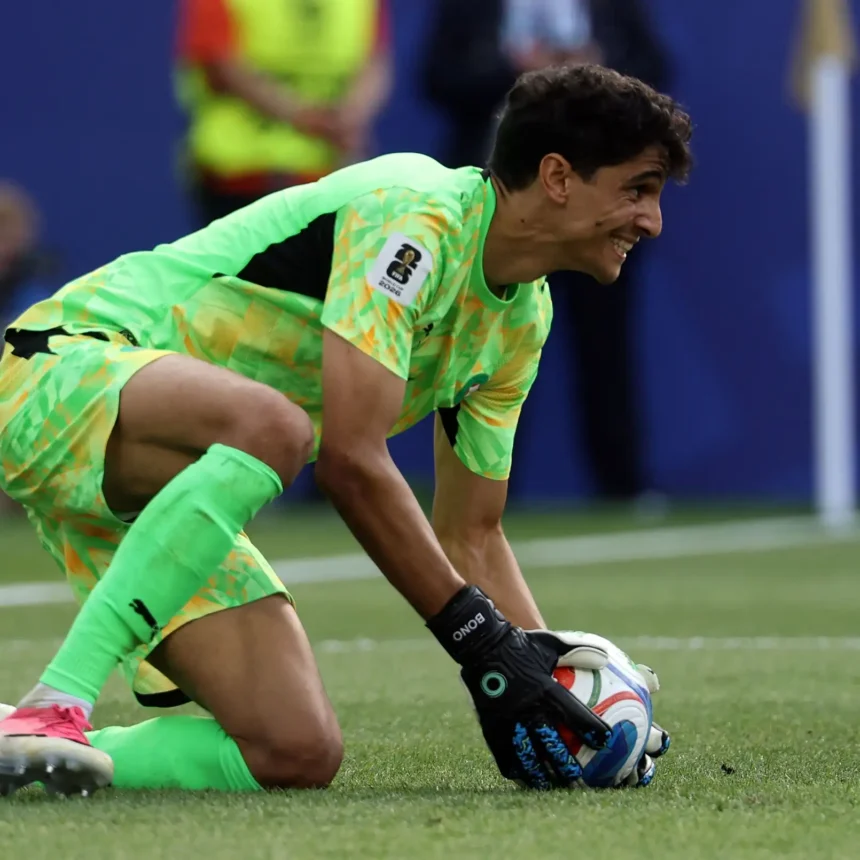 الحارس المغربي ياسين بونو خلال إحدى مباريات الهلال وسط اهتمام يوفنتوس بالتعاقد معه