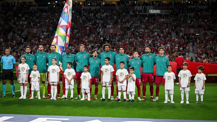 لاعبو منتخب البرتغال يصطفون خلف أطفال مرافقين على أرض الملعب أمام مدرجات مكتظة بالجماهير