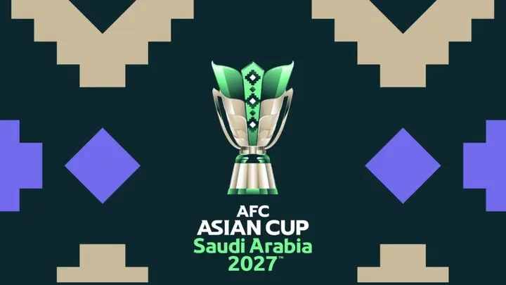 شعار كأس آسيا 2027 السعودية بالكأس الخضراء والفضية على خلفية زخارف