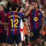 لاعبو برشلونة يتبادلون التحية برفع الأيدي على أرض الملعب