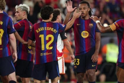 لاعبو برشلونة يتبادلون التحية برفع الأيدي على أرض الملعب