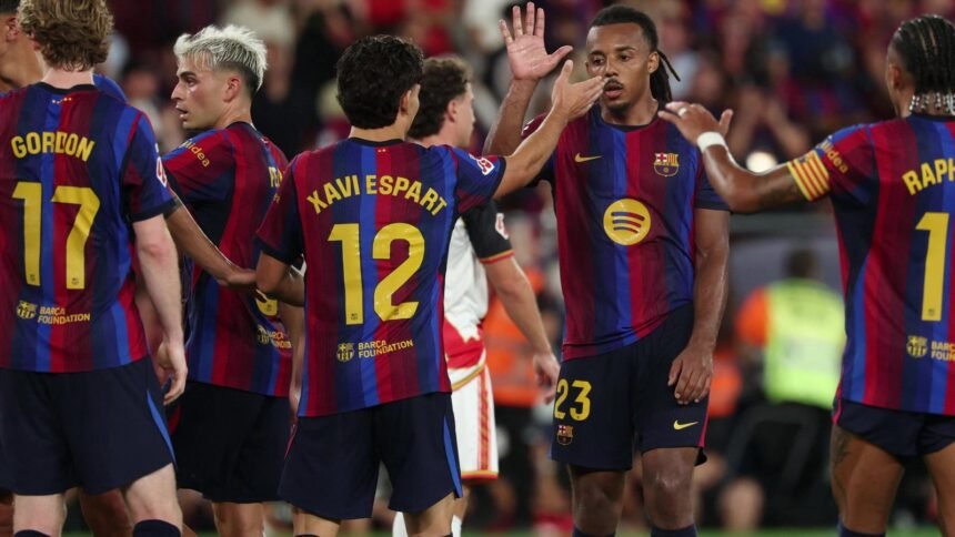 لاعبو برشلونة يتبادلون التحية برفع الأيدي على أرض الملعب
